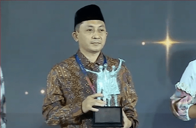 Prof Setiyo Gunawan Awarded at BI Awards 2024 for Promoting Halal Economy