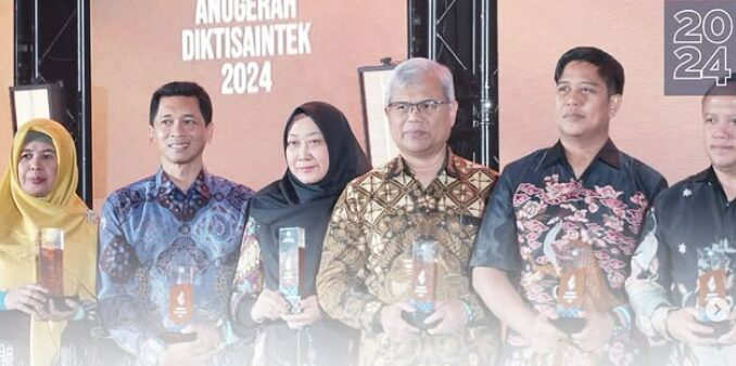 ITS Rector, Bambang Pramujati, Receives 2024 Diktisaintek Award