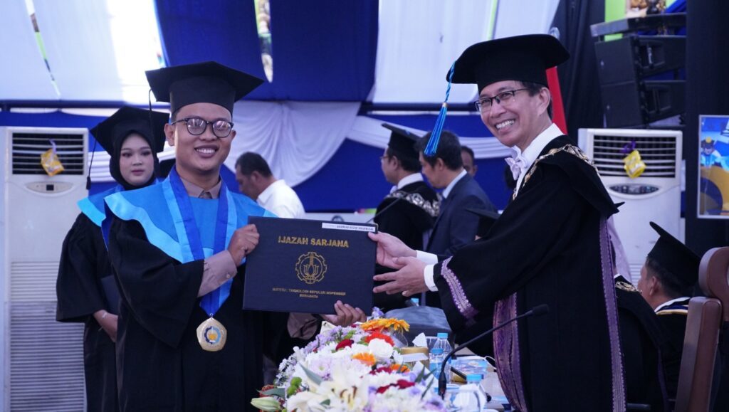 Penyerahan Ijazah Oleh Rektor ITS Prof Dr Ir Mochamad Ashari MEng IPU