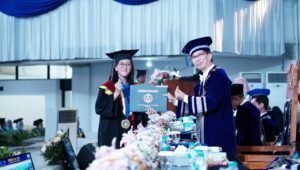 Penyerahan Ijazah Sarjana Kepada Wisudawan Termuda Its Giselle Hage