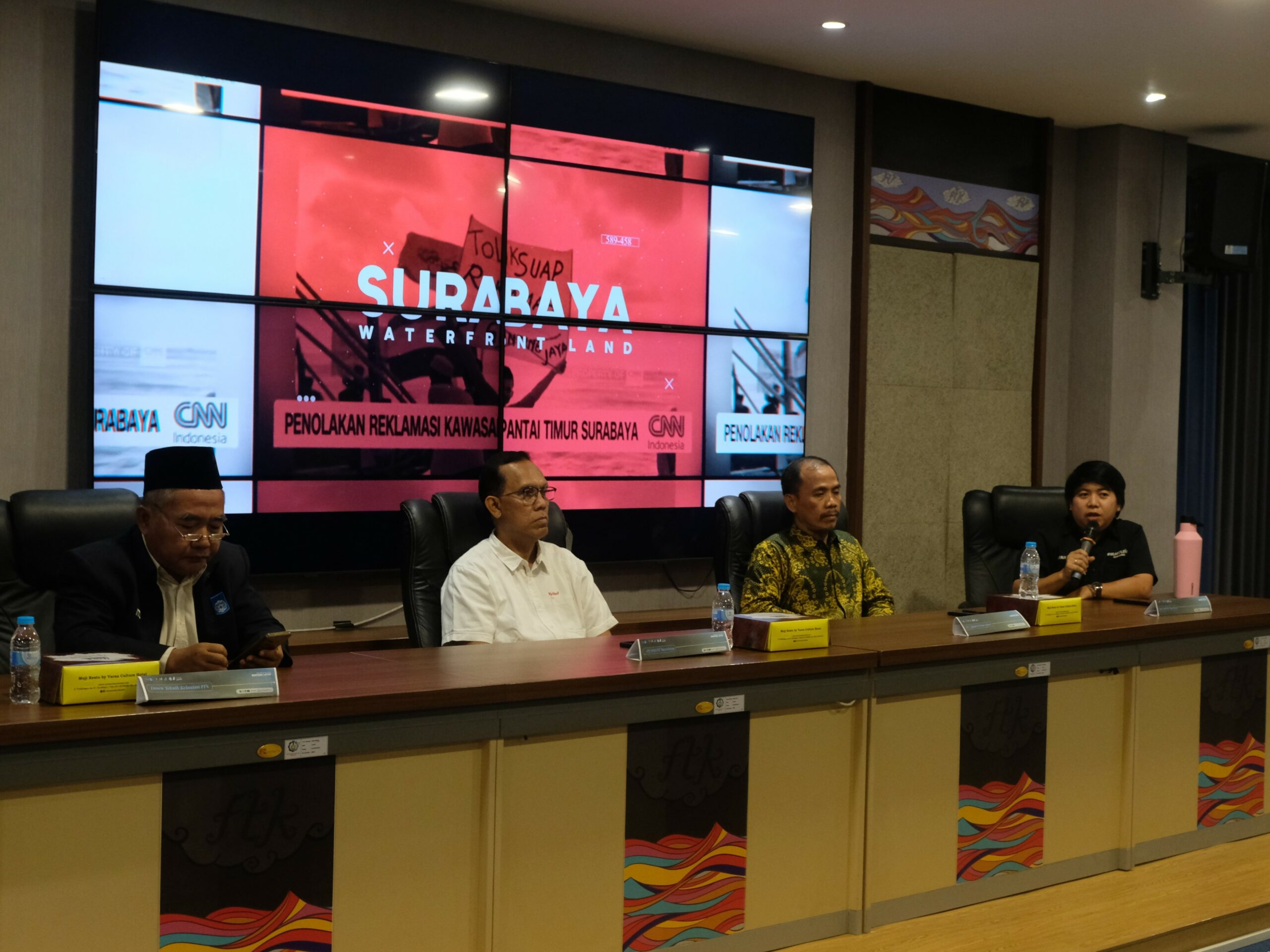 Gambar Narasumber Simposium Akbar Maritim memaparkan pendapatnya