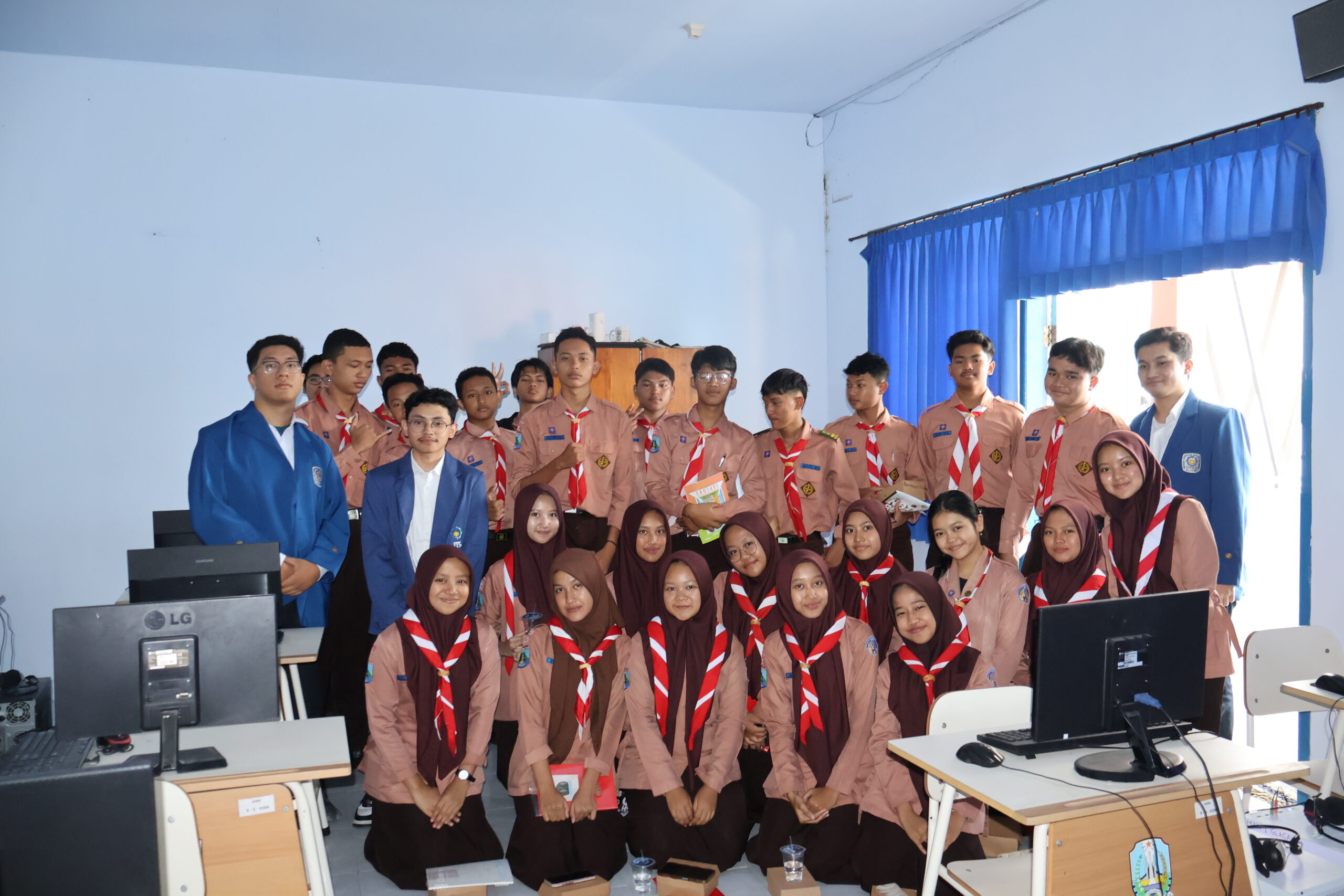 Gambar Tim KKN Abmas ITS bersama siswa-siswi SMA Negeri 1 Glagah, Banyuwangi.