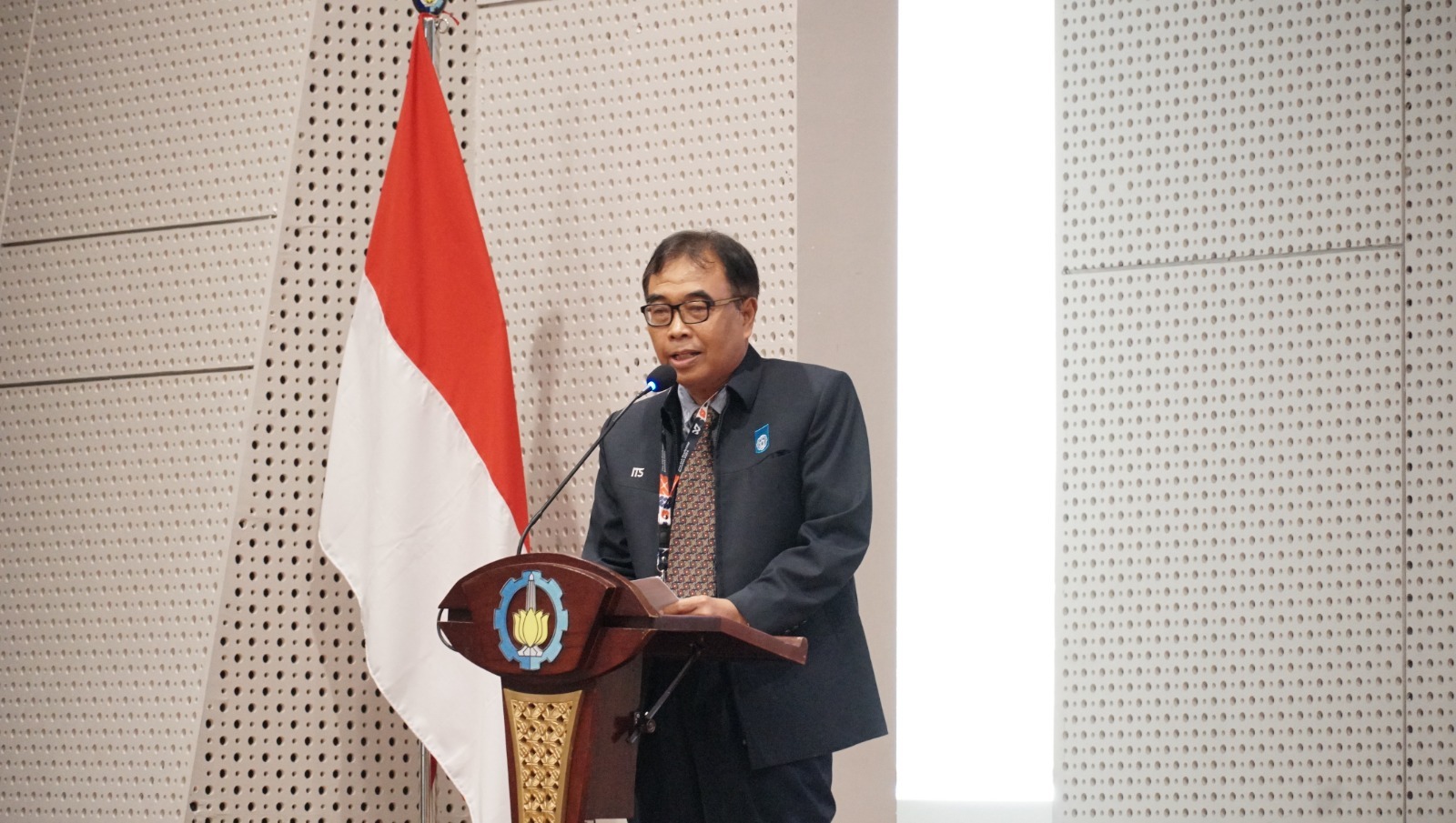 Ketua Panitia Professor Summit 2024 Prof Dr Ir Djatmiko Ichsani MEng saat memberikan sambutan kepada 95 guru besar dari Indonesia dan Jepang yang hadir