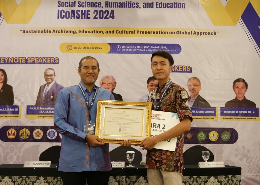 Muhammad Samsul Arifin (kanan) yang mewakili ITS pada ajang PAPTI Award 2024 saat menerima penghargaan Juara II Arsiparis Berinovasi