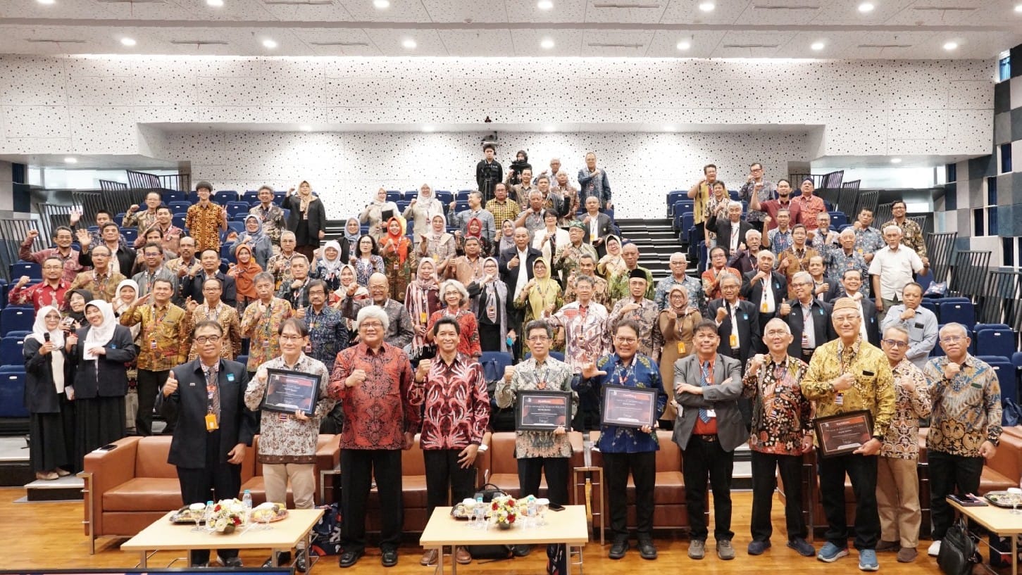 Para guru besar dari berbagai perguruan tinggi di Indonesia dan Jepang yang hadir dalam acara Professor Summit 2024 di Auditorium Gedung Research Center ITS