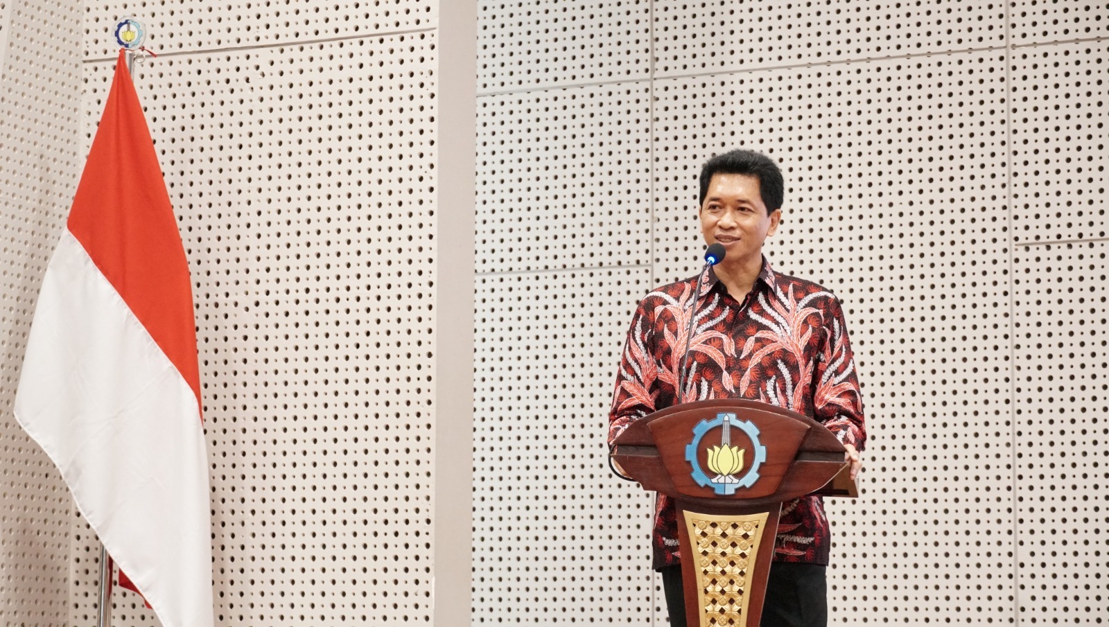 Rektor ITS Prof Ir Bambang Pramujati ST MSc Eng PhD saat membuka acara Professor Summit VI 2024 di Auditorium Research Center ITS