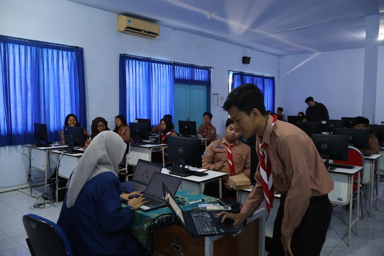 Siswa SMAN 1 Glagah terlihat menunjukkan antusiasme dalam pelatihan yang digelar dengan melibatkan tangan 14 mahasiswa Departemen Sistem Informasi ITS