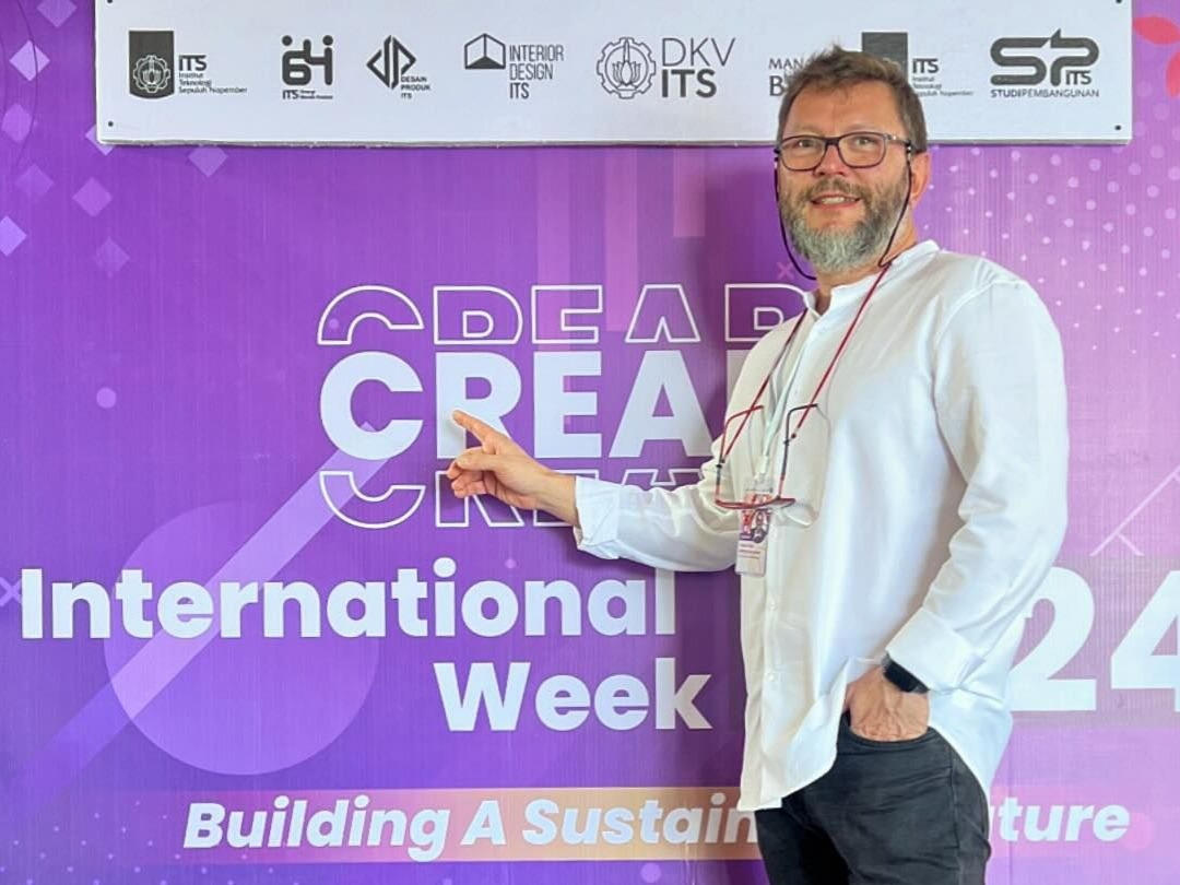 Gambar Assoc Prof Dmitry Kharshak mengisi kuliah tamu dalam Creabiz International Week 2024