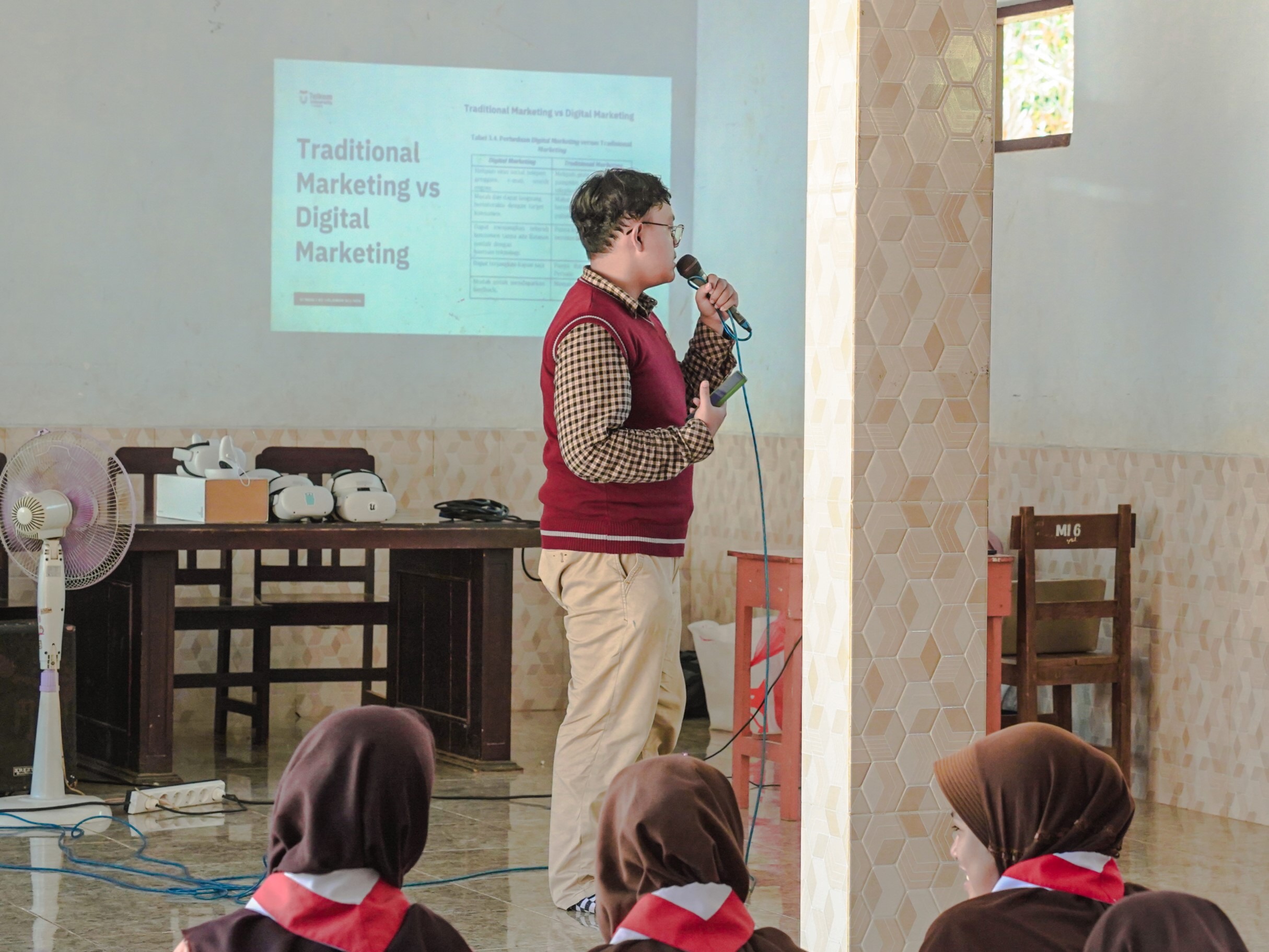 Perwakilan dari Tel-U Surabaya saat memaparkan materi seminar digital marketing