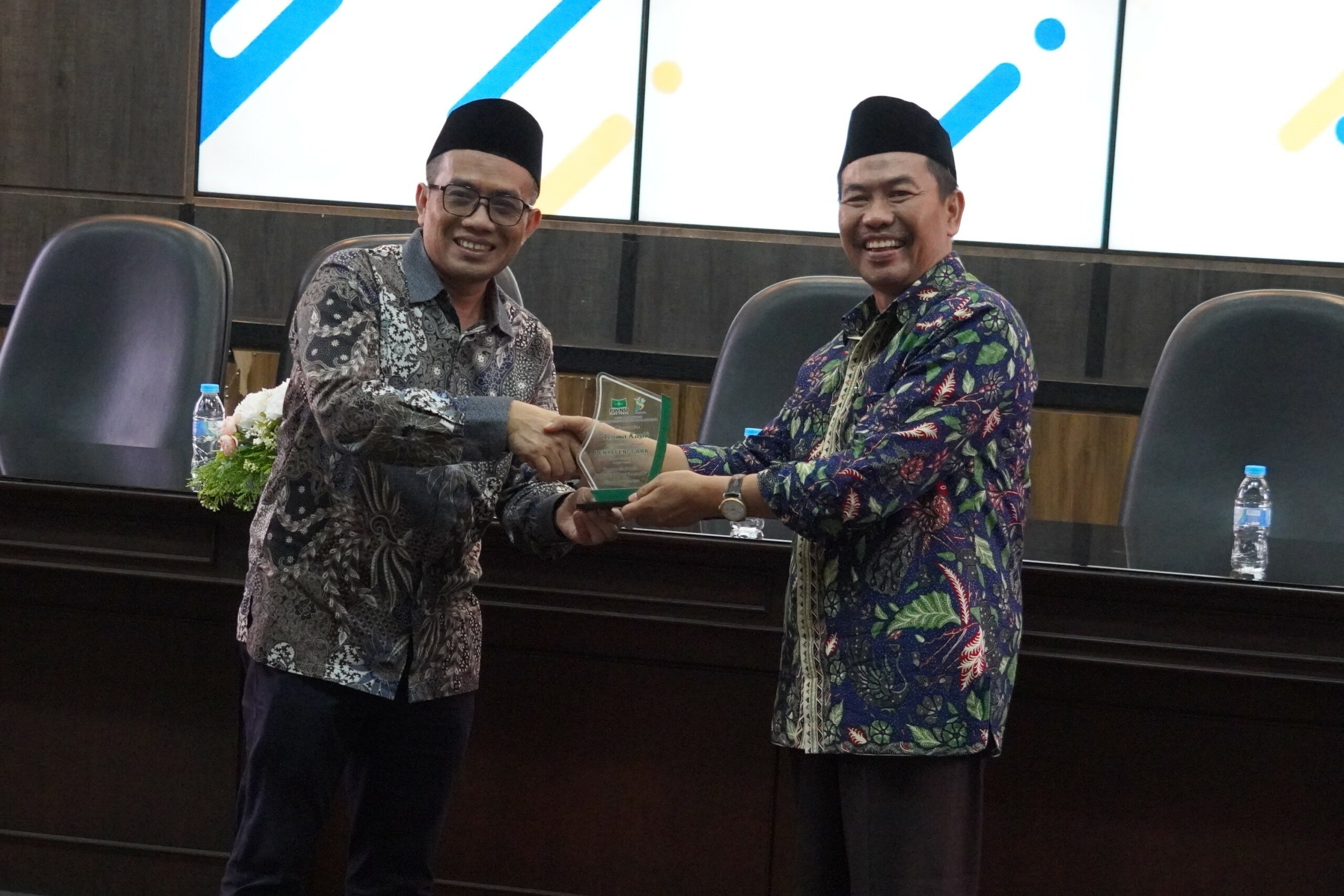 Penyerahan Cinderamata dari PWNU Jatim oleh Prof Drs Kacung Marijan MA PhD (Kanan) untuk Pihak ITS oleh Dr Ir Machsus ST MT (Kiri)