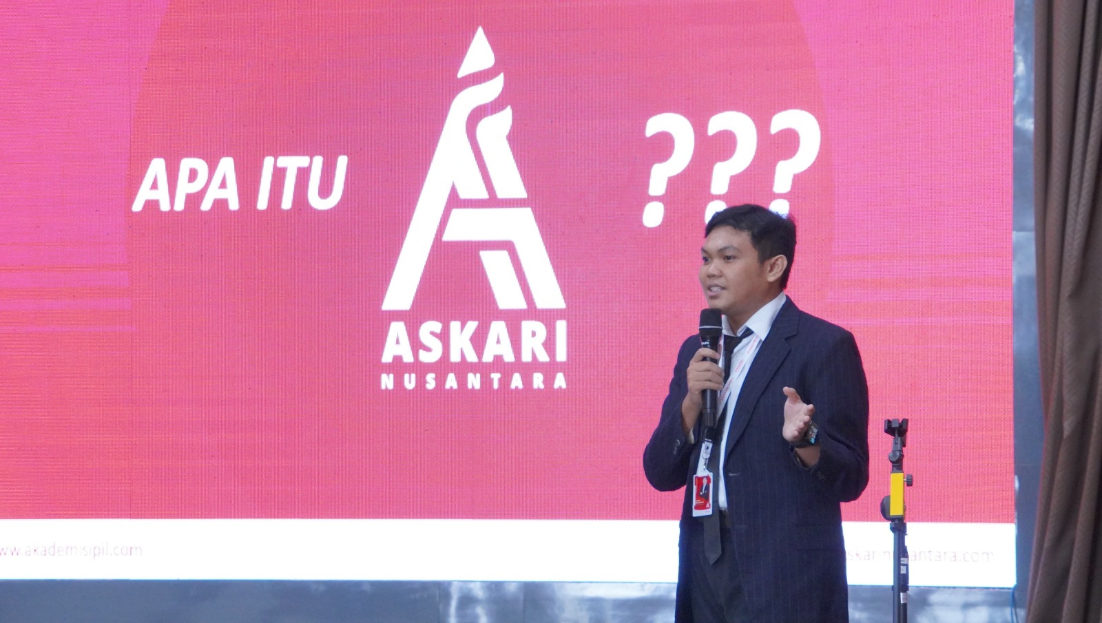 CEO PT Askari Nusantara Group Helmy Ramadhani Chrisatama Sakti ketika menjelaskan tentang platform AkademiSipil yang diluncurkan