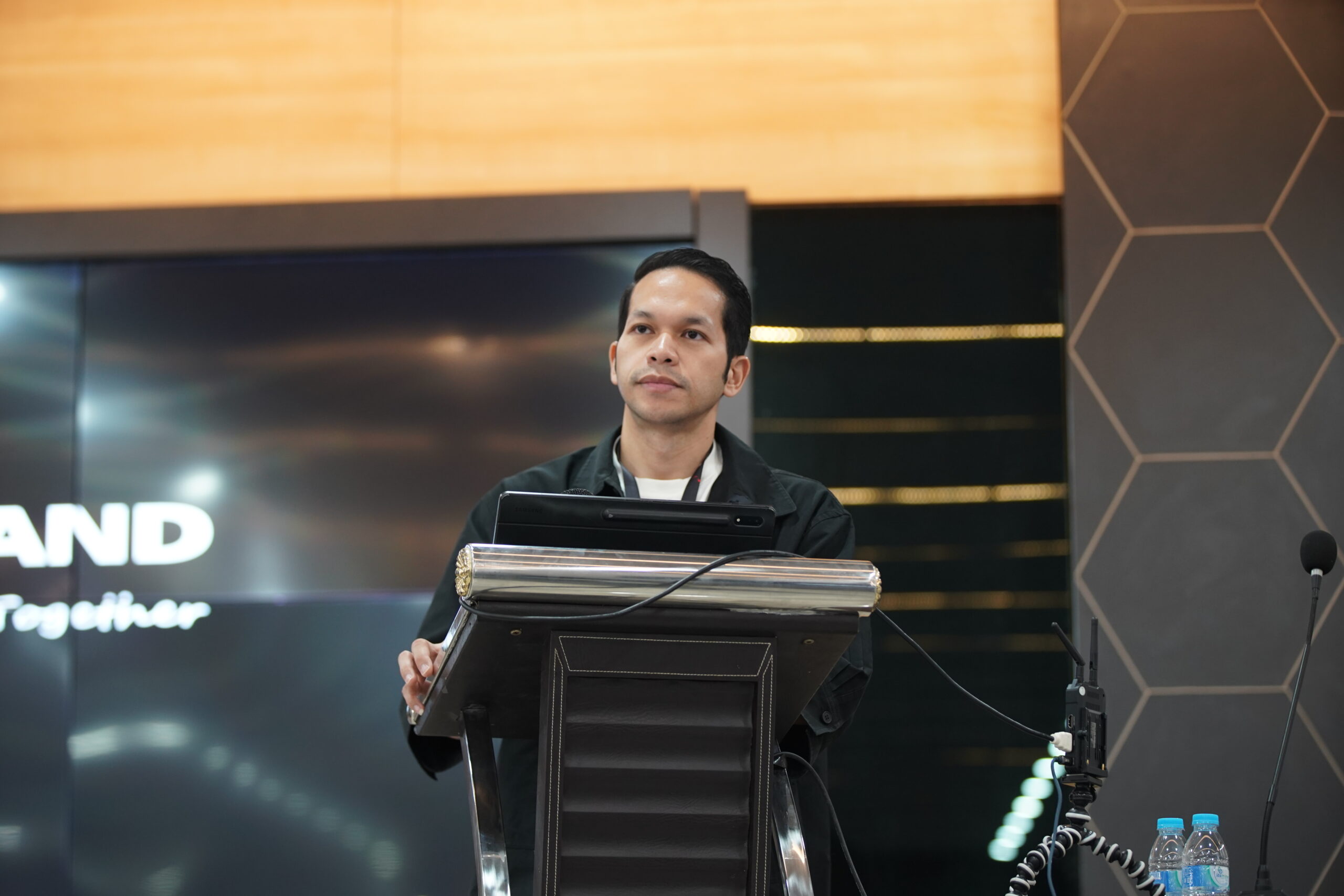 Gambar Ahmad Zakaria salah satu speaker di acara IdSecConf 2024 yang membahas tentang kebijakan AI