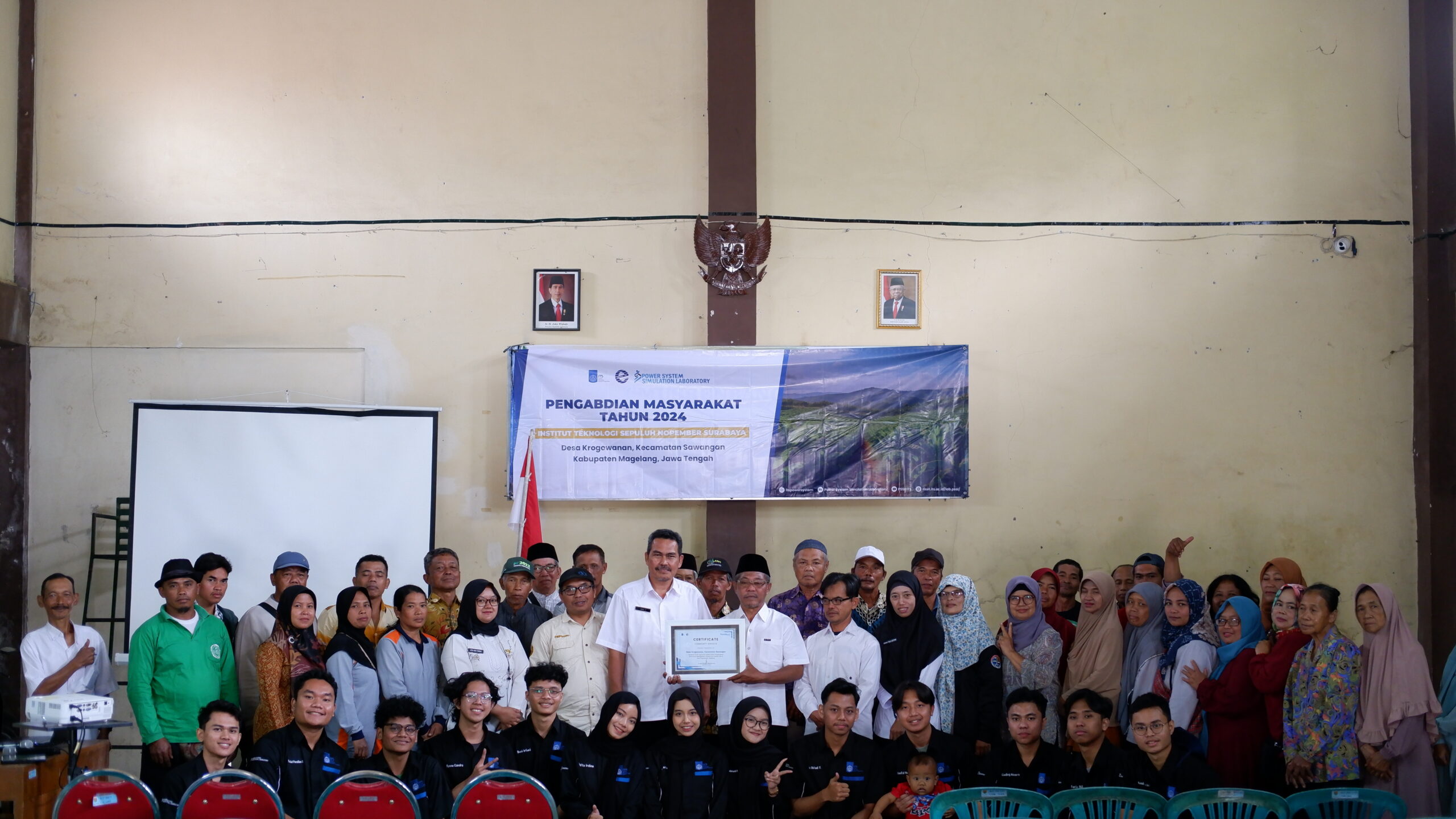 Foto bersama dosen dan mahasiswa Departemen Teknik Elektro ITS dengan para petani di Desa Krogowanan, Magelang