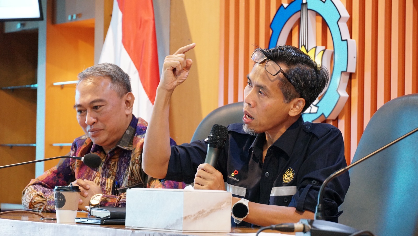 Deputi Eksploitasi SKK Migas Wahju Wibowo Djasmari (kanan) dalam sambutannya di momen kickoff meeting proyek strategis di Gedung Rektorat ITS