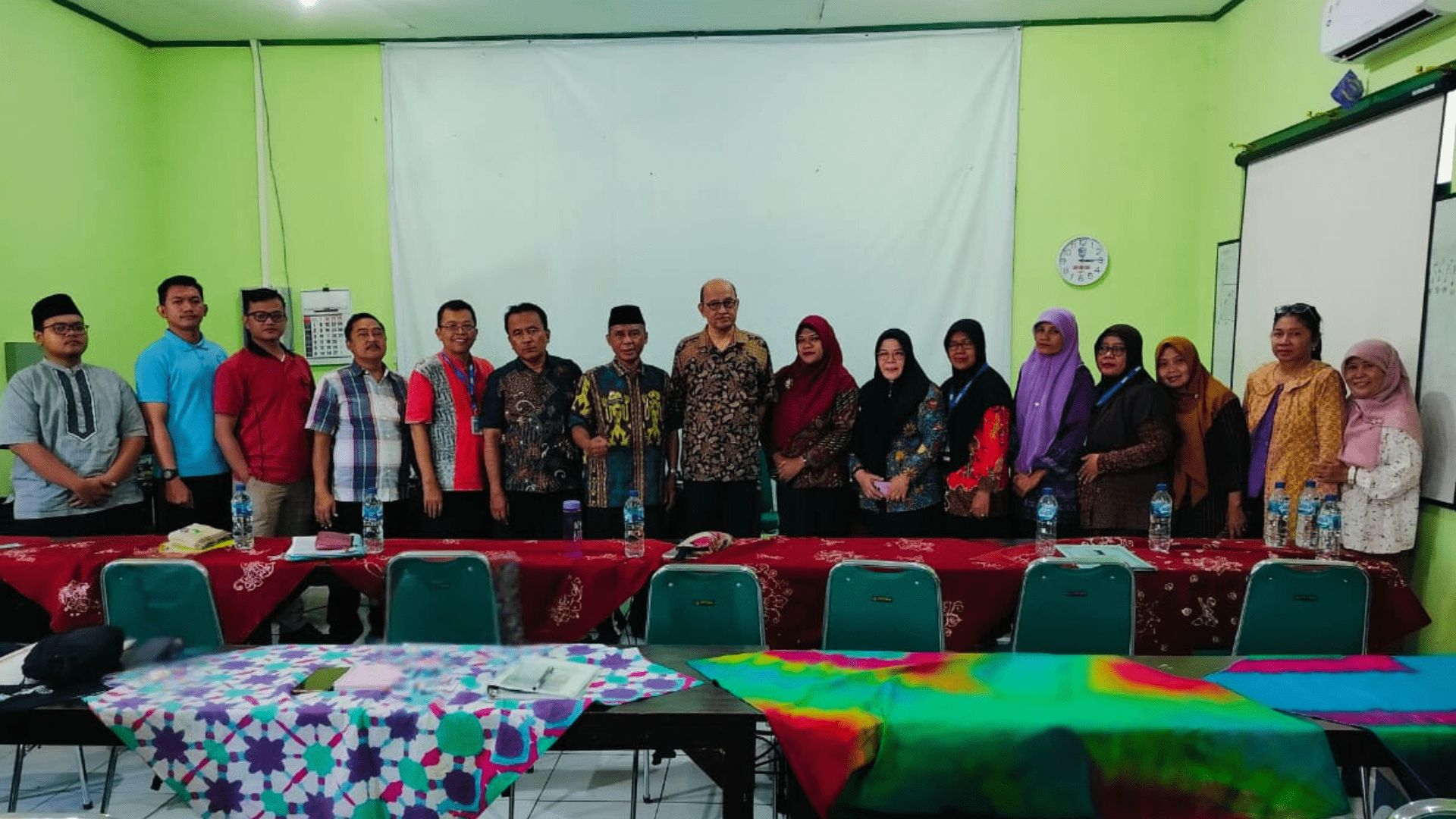 Foto Tim KKN Abmas ITS bersama guru dan tendik SMP Negeri 1 Dagangan