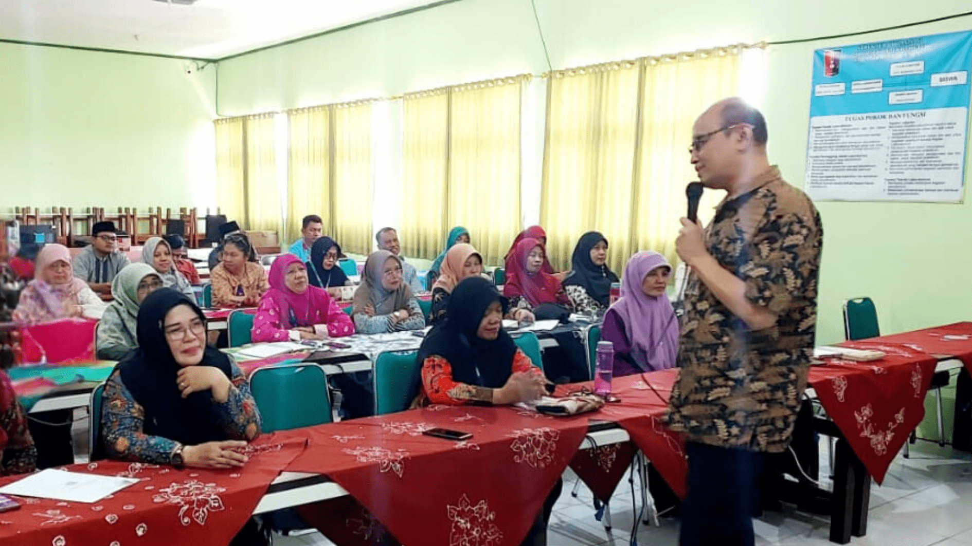 Foto Ir Achmad Holil Noor Ali MKom (paling kanan) saat menyampaikan materi terkait manajemen sekolah di SMP Negeri 1 Dagangan