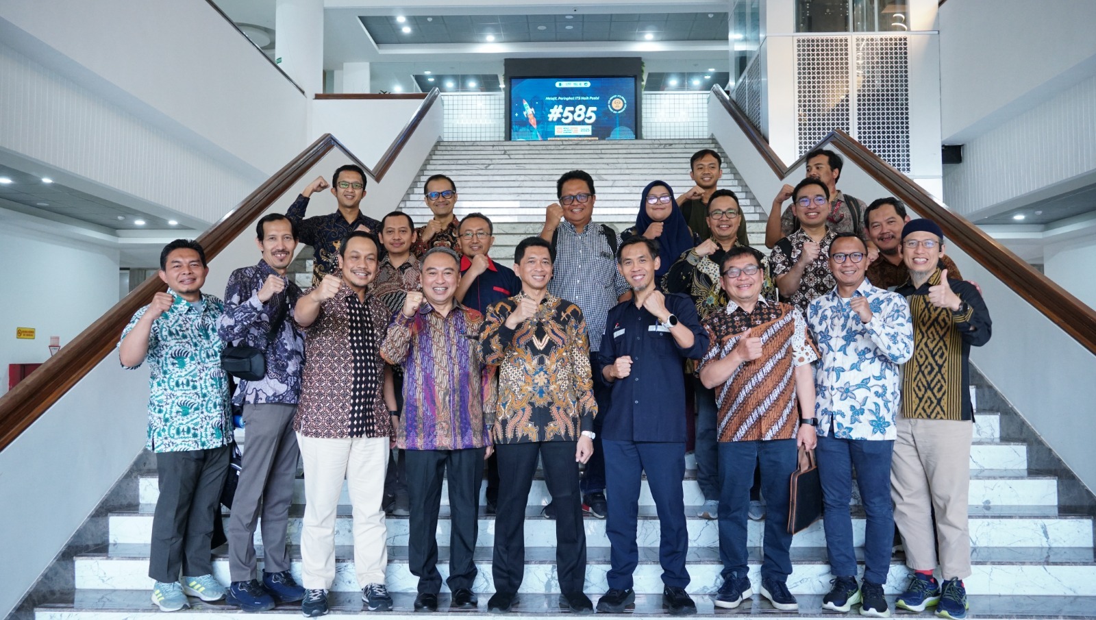 Foto bersama jajaran pimpinan ITS bersama SKK Migas dan perusahaan migas asal Italia ENI