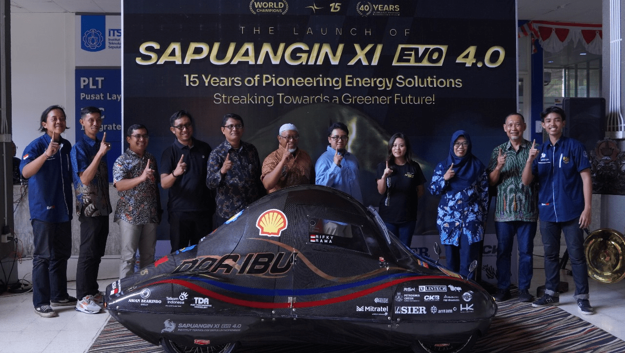 General Manager Tim Sapuangin ITS Yudistira Kahar (paling kanan), Dosen Pembimbing Unit Kegiatan Mahasiswa Otomotif ITS Ir Witantyo Meng Sc (kedua paling kanan), bersama jajaran petinggi sponsor saat peluncuran mobil terbaru Sapuangin XI Evo 4 di Plaza Dr Angka ITS