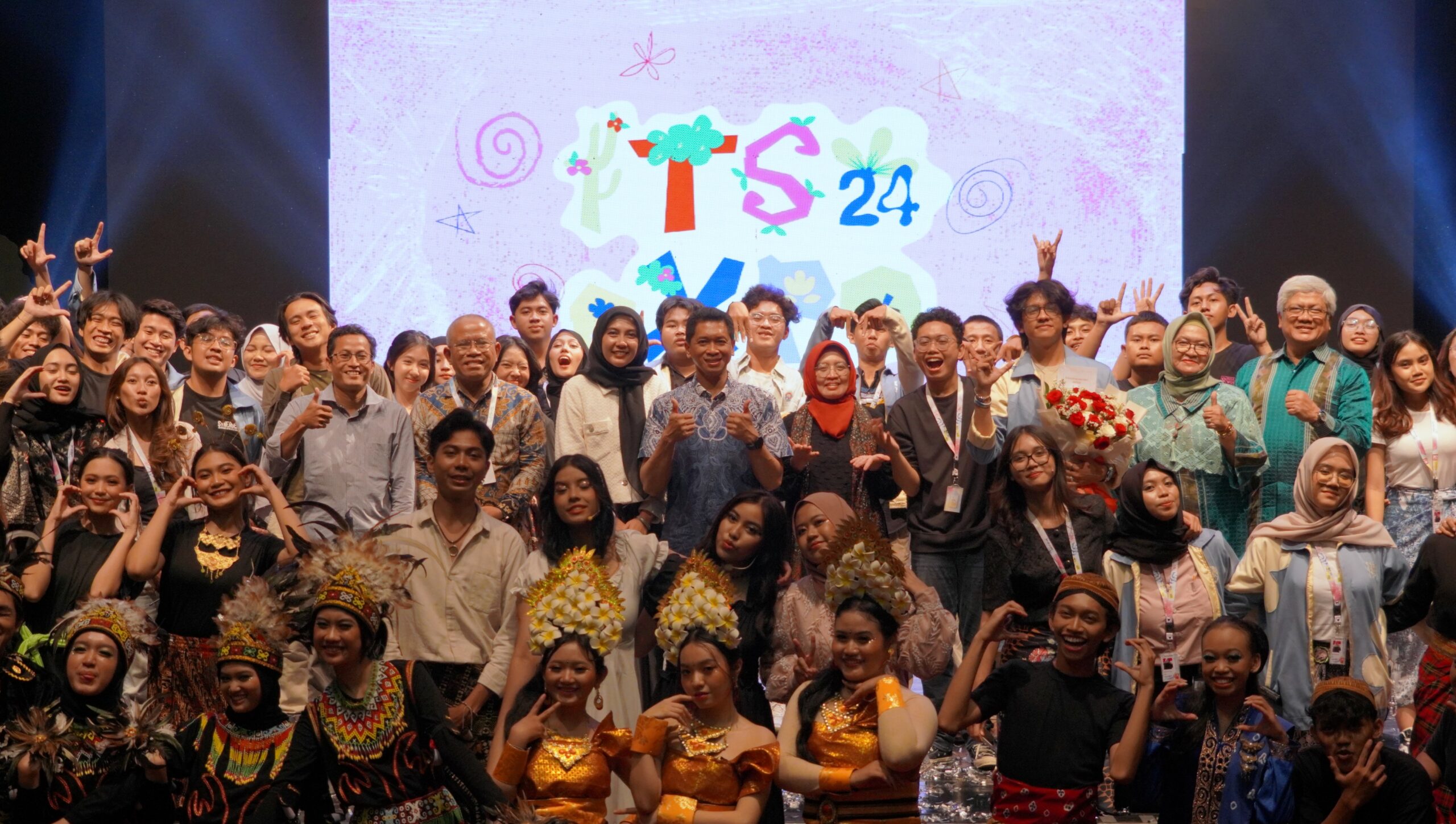 Rektor ITS, Ir Bambang Pramujati ST MScEng PhD (berbusana batik biru), bersama jajaran petinggi ITS dan para mahasiswa merayakan kesuksesan malam penutupan ITS Expo 2025