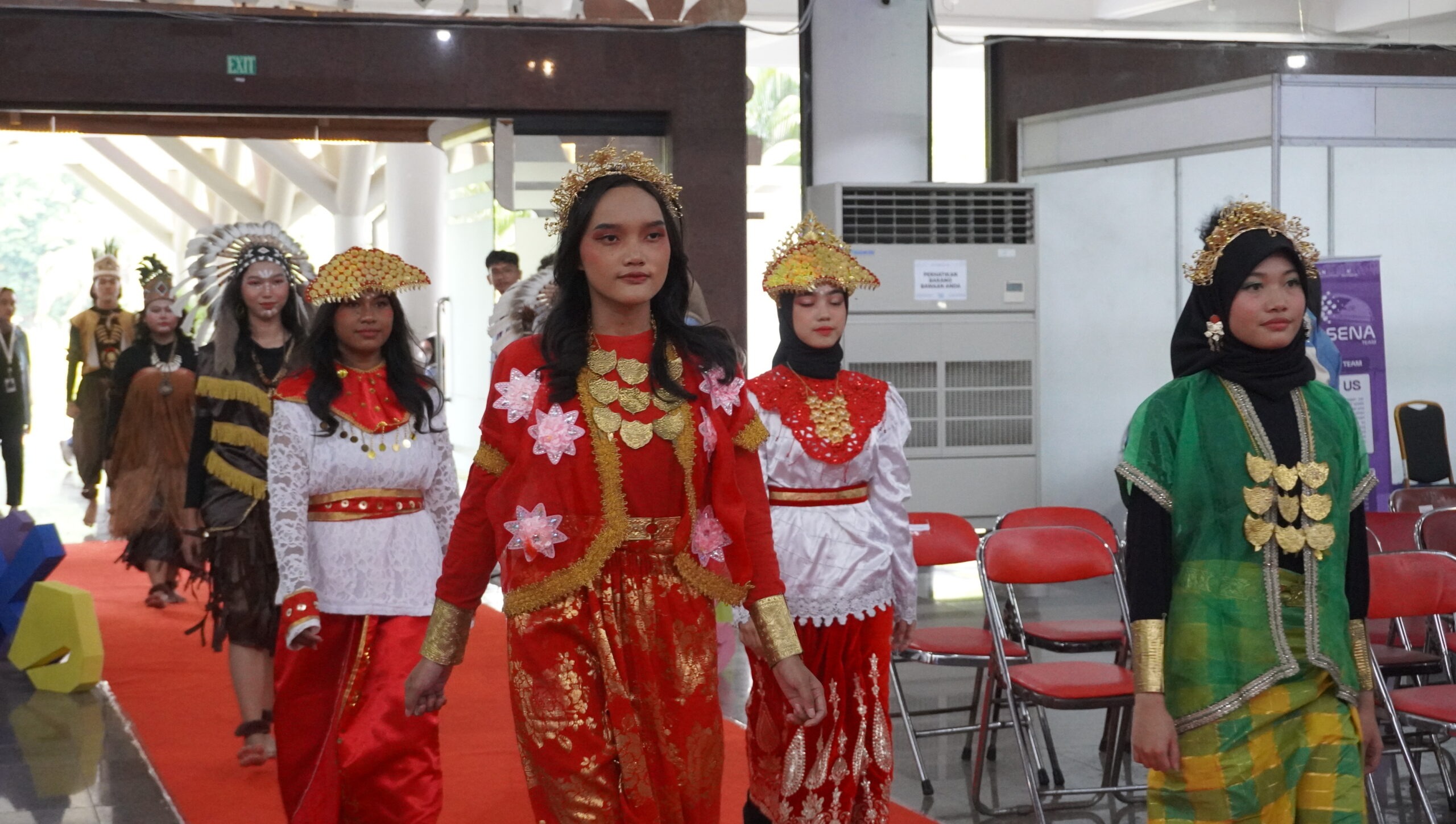 Gambar penampilan busana adat 38 provinsi di Indonesia 