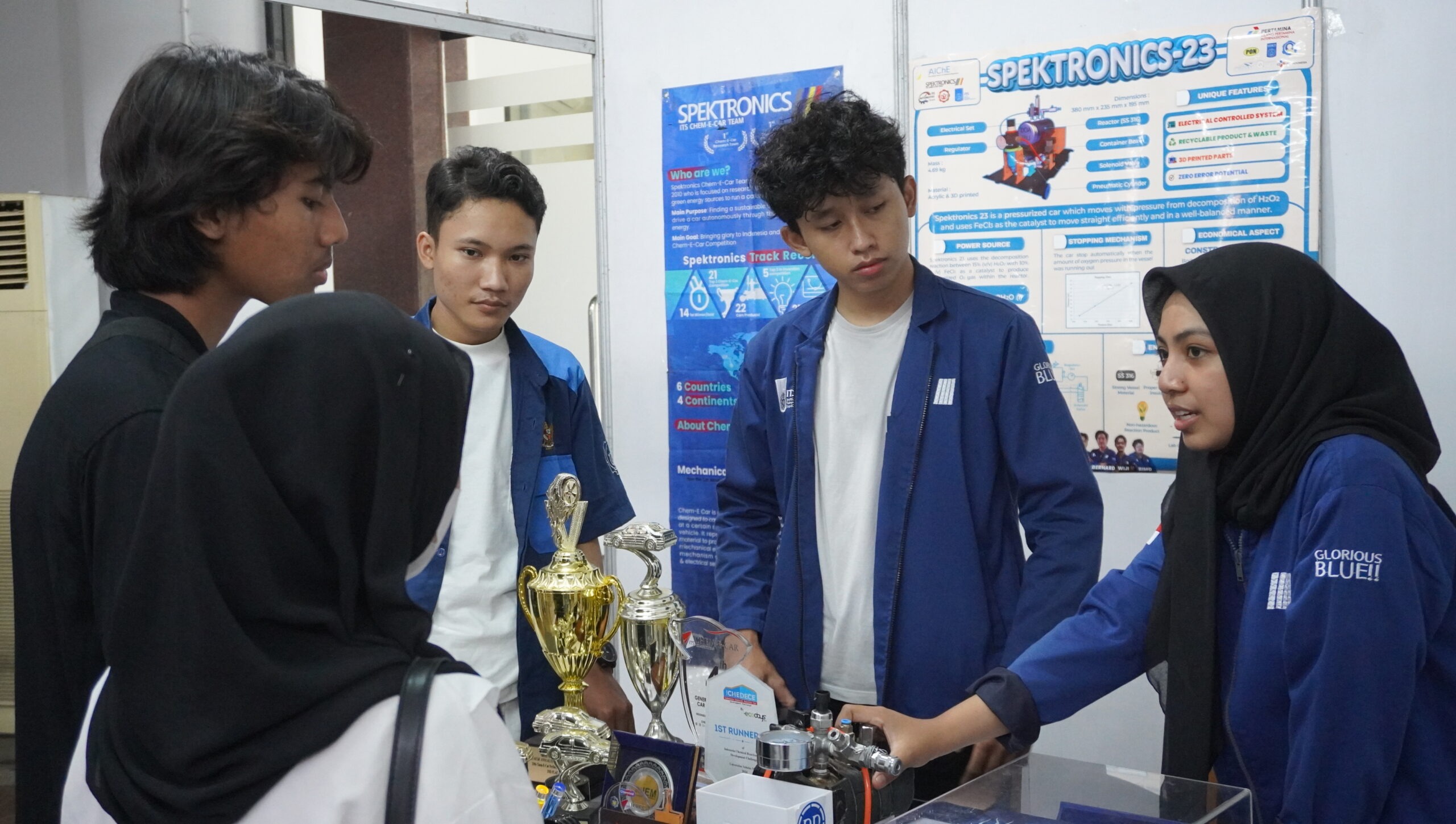 Gambar mahasiswa ITS ketika mengunjungi booth milik tim riset Spektronics ITS 