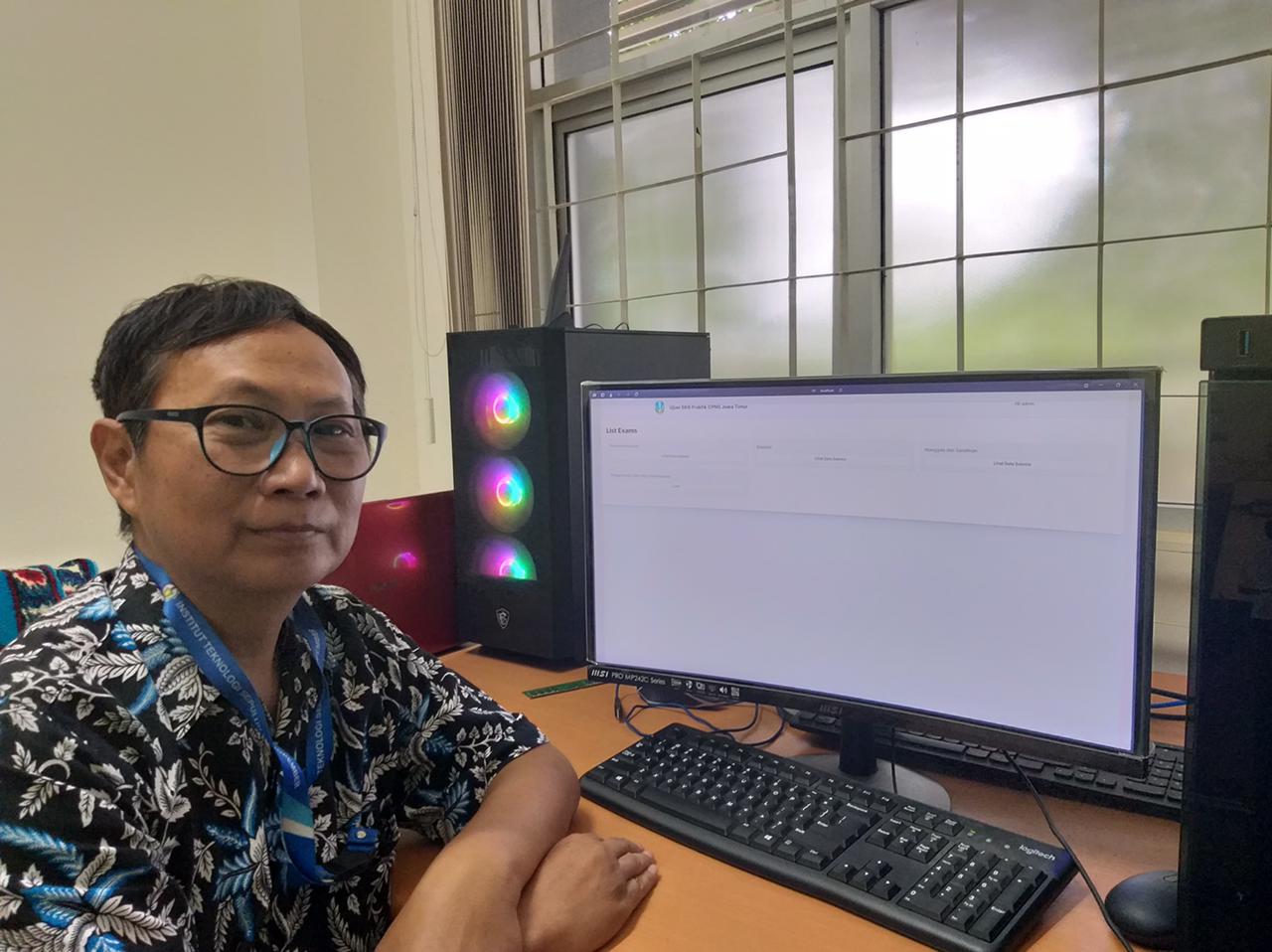 Ketua Tim Teknis ITS Dr Dwi Sunaryono SKom MKom saat menunjukkan aplikasi server web autograder yang digunakan untuk menilai Tes CPNS