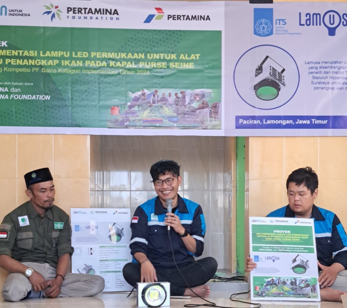 Ketua tim Lamusa ITS Iwan Cony Setiadi ST MT (tengah) saat menjelaskan produk Lamusa Bahari kepada para nelayan di Desa Paciran, Lamongan