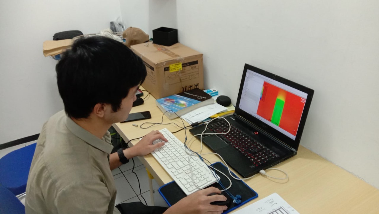 Ketua tim PKM-RE ITS Yusuf Chandra ST saat menyimulasikan ektraksi energi di sumur minyak terbengkalai dengan metode Computational Fluid Dynamics