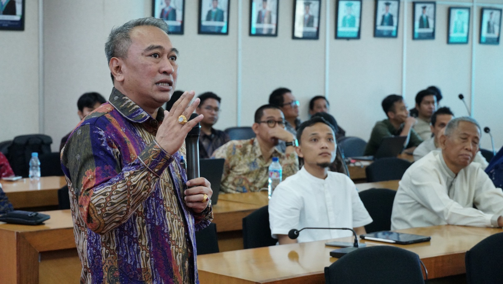 Koordinator Tim Ahli Prof Dr Ketut Buda Artana ST MSc saat memaparkan rancangan Proyek Strategis Nasional (PSN) Lapangan Gas Laut Dalam Gendalo Gandang