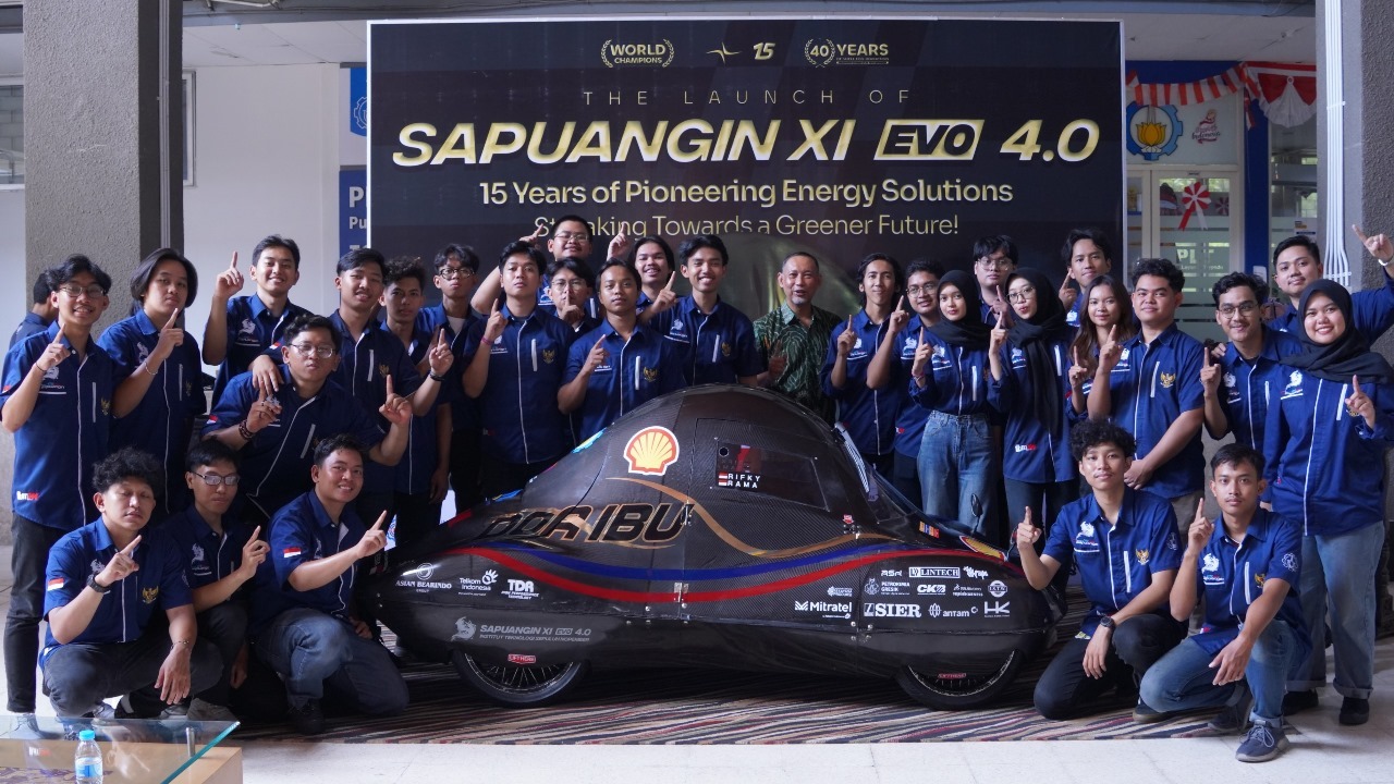 Para anggota dari tim Sapuangin ITS bersama Dosen Pembimbing UKM Otomotif ITS Dr Ir Witantyo MEng Sc (kemeja hijau) usai meluncurkan mobil urban terbarunya, Sapuangin XI Evo 4