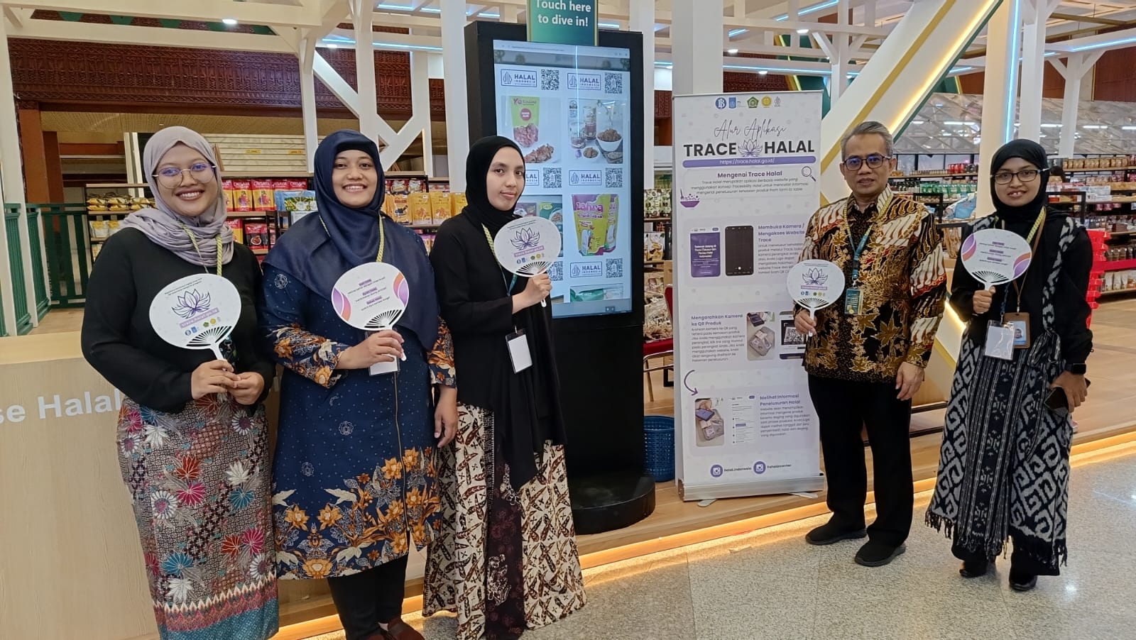 Prof Nur Aini Rakhmawati SKom MSc Eng PhD (paling kanan) saat membawakan inovasi TRACE dari ITS pada pameran di gelaran Indonesia Sharia Economic Festival (ISEF) 2024