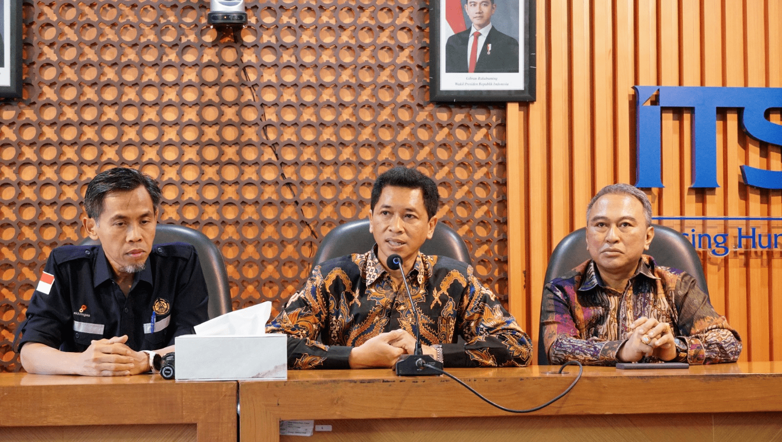 Rektor ITS Prof Ir Bambang Pramujati ST MSc Eng PhD (tengah) turut hadir memberikan apresiasi dan tanggapan dalam press conference kick off meeting proyek gas laut dalam di Selat Makassar, Kalimantan Timur