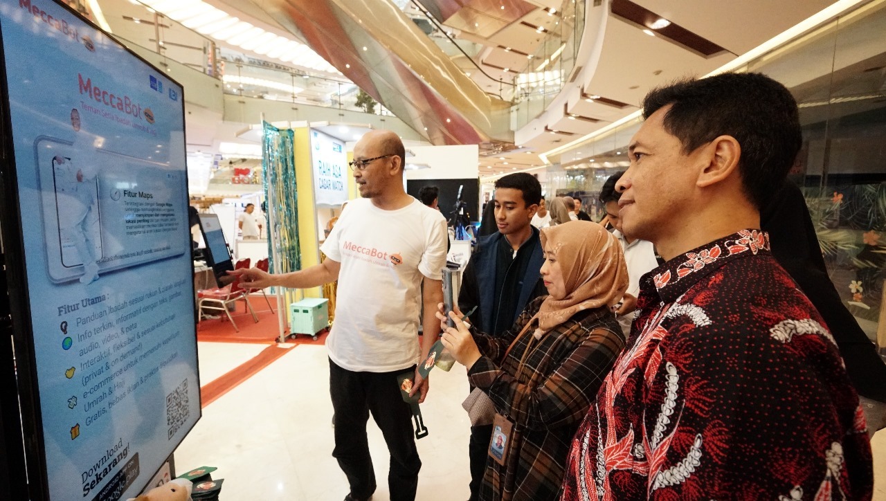 Rektor ITS Prof Ir Bambang Pramujati ST MScEng PhD saat mengunjungi booth MeccaBot, salah satu aplikasi pendukung jamaah haji yang dikembangkan oleh sivitas akademika ITS