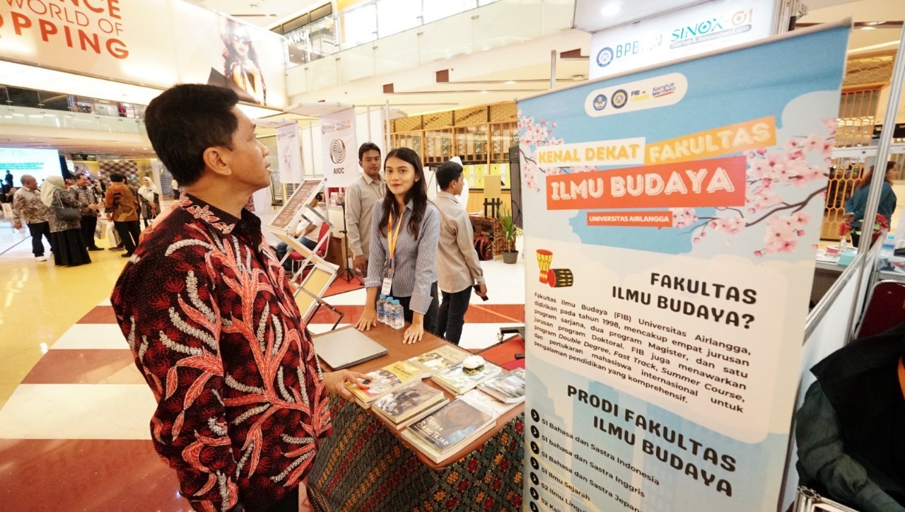 Rektor ITS Prof Ir Bambang Pramujati ST MScEng PhD saat mengunjungi booth dari Fakultas Ilmu Budaya Unair