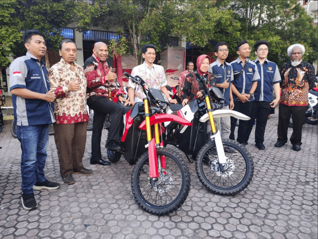 Rektor ITS Prof Ir Bambang Pramujati ST MSc Eng PhD (tengah) bersama Menteri Sosial Kabinet Indonesia Maju Dr HC Ir Hj Tri Rismaharini MT saat peluncuran E-trail Bangkits Cendrawasih, motor trail di Papua hasil tim peneliti ITS