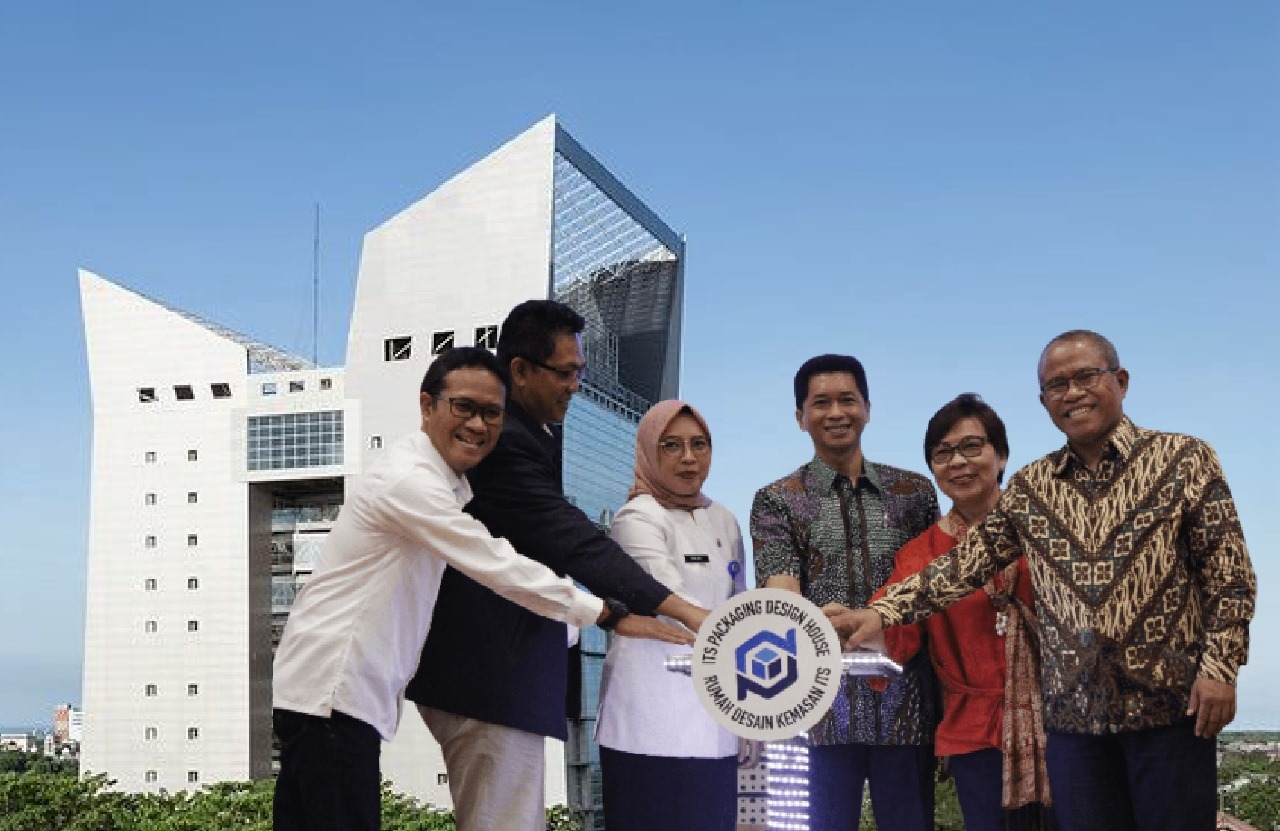 Sivitas ITS saat launching ITS Packaging Design House dalam menunjang riset branding UMKM, salah satu penerapan sains interdisiplin