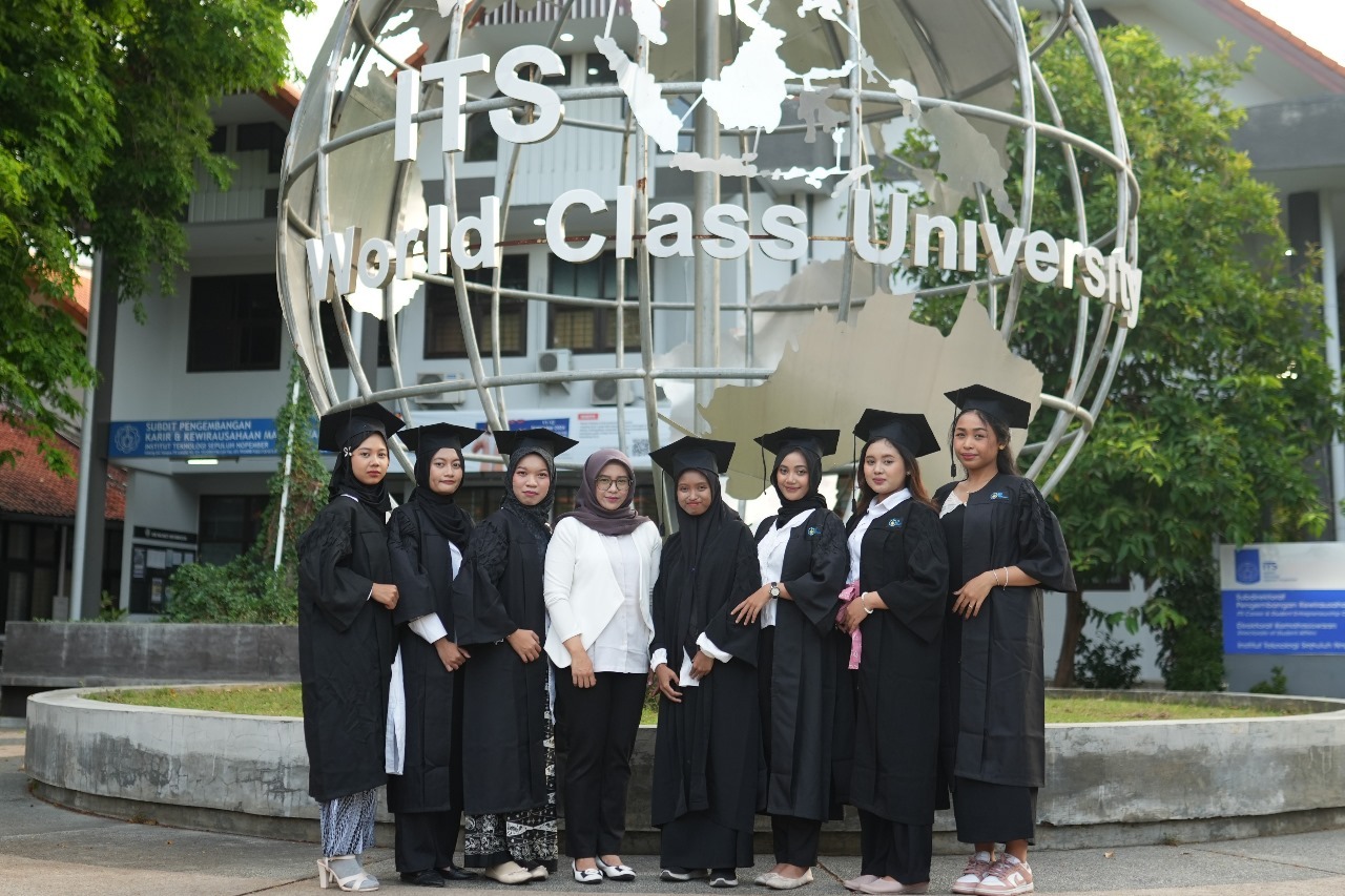 Sri Fatmawati SSi MSc PhD (baju putih) bersama para mahasiswa bimbingannya saat Wisuda ke-130 ITS