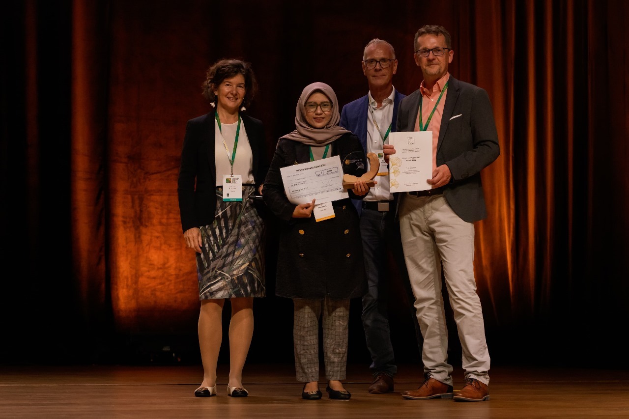 Sri Fatmawati SSi MSc PhD (berhijab) ketika menerima Wilmar Schwabe Award di Polandia, satu dari beberapa penghargaan lain yang diperolehnya di bidang riset