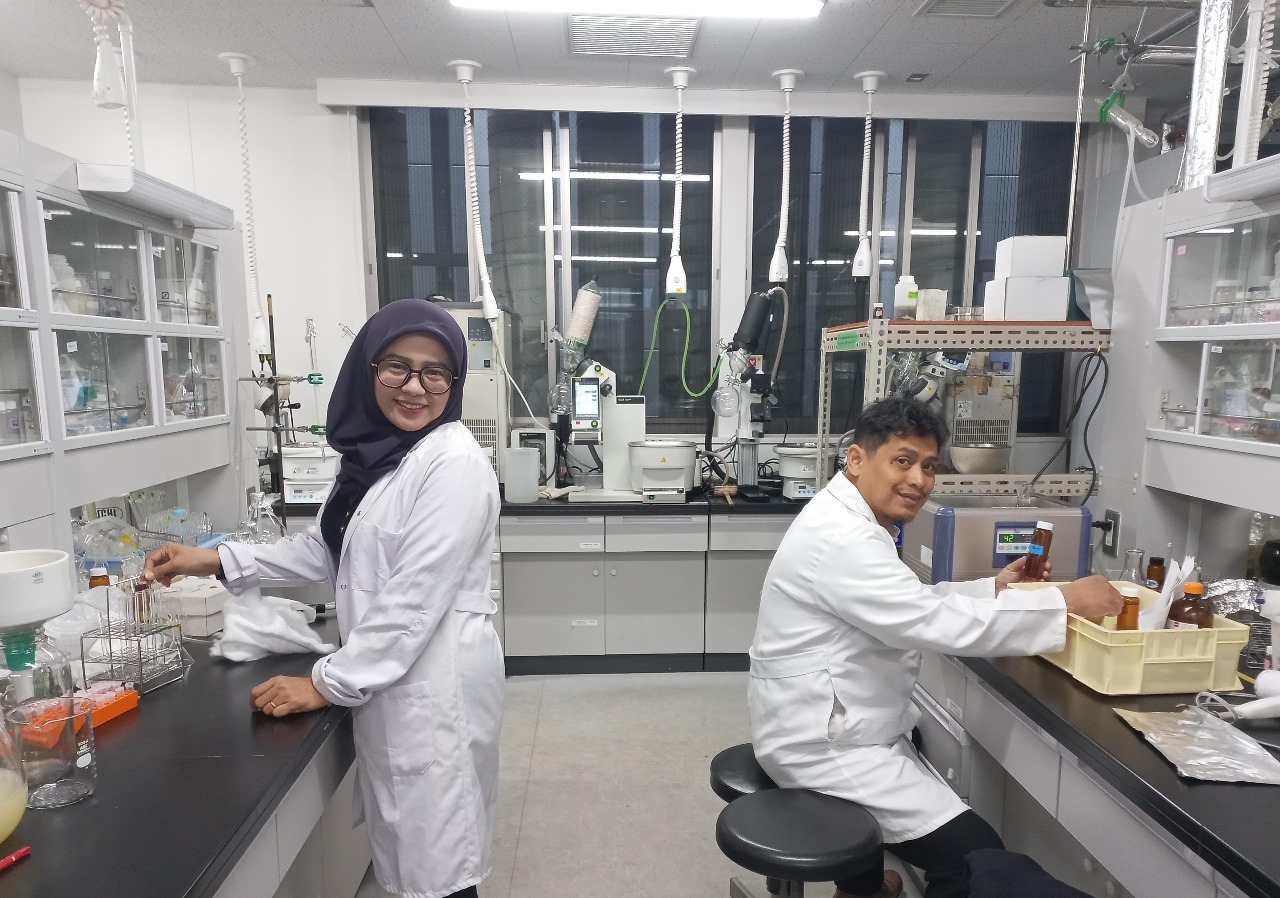 Sri Fatmawati SSi MSc PhD (kiri) bersama sang suami Prof Adi Setyo Purnomo SSi MSc PhD saat melakukan penelitian di salah satu laboratorium di Kyushu University, Jepang