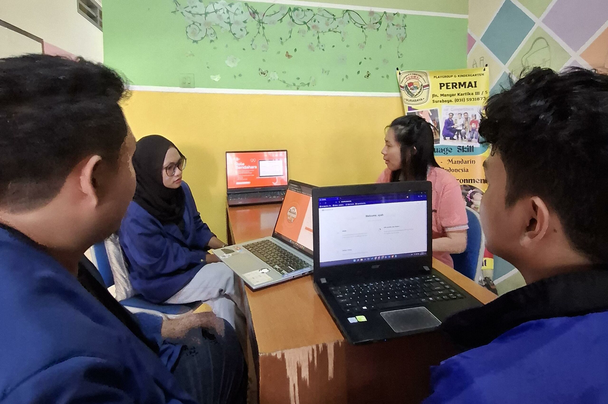 Tim Abmas Departemen Teknik Informatika bersama salah satu mitra TK di Surabaya saat melakukan survei analisis kebutuhan mitra