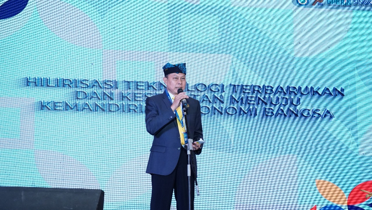 Wakil Rektor Bidang Akademik, Mahasiswa, dan Alumni Unair Prof Dr Bambang Sektiari Lukiswanto DEA saat memberikan sambutan pada pembukaan SINOX-01 di Grand City Mall Surabaya