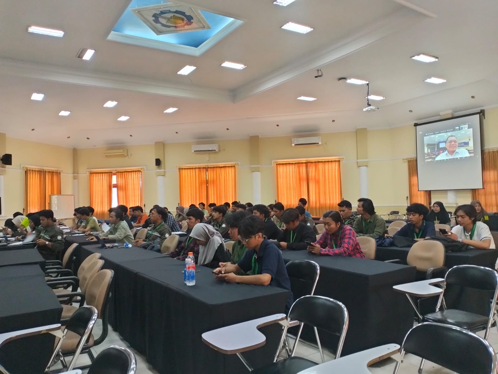 Gambar Peserta Webinar Mendengarkan Pemaparan Pengenalan PDA dan PIT di di Ruang Auditorium 103 Vokasi