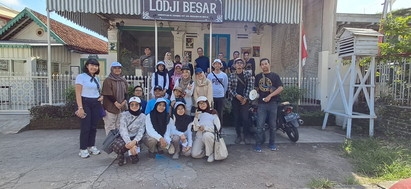 Gambar tim KKN Abmas Departemen Arsitektur ITS dalam kegiatan pengabdian masyarakat di Kampung Peneleh