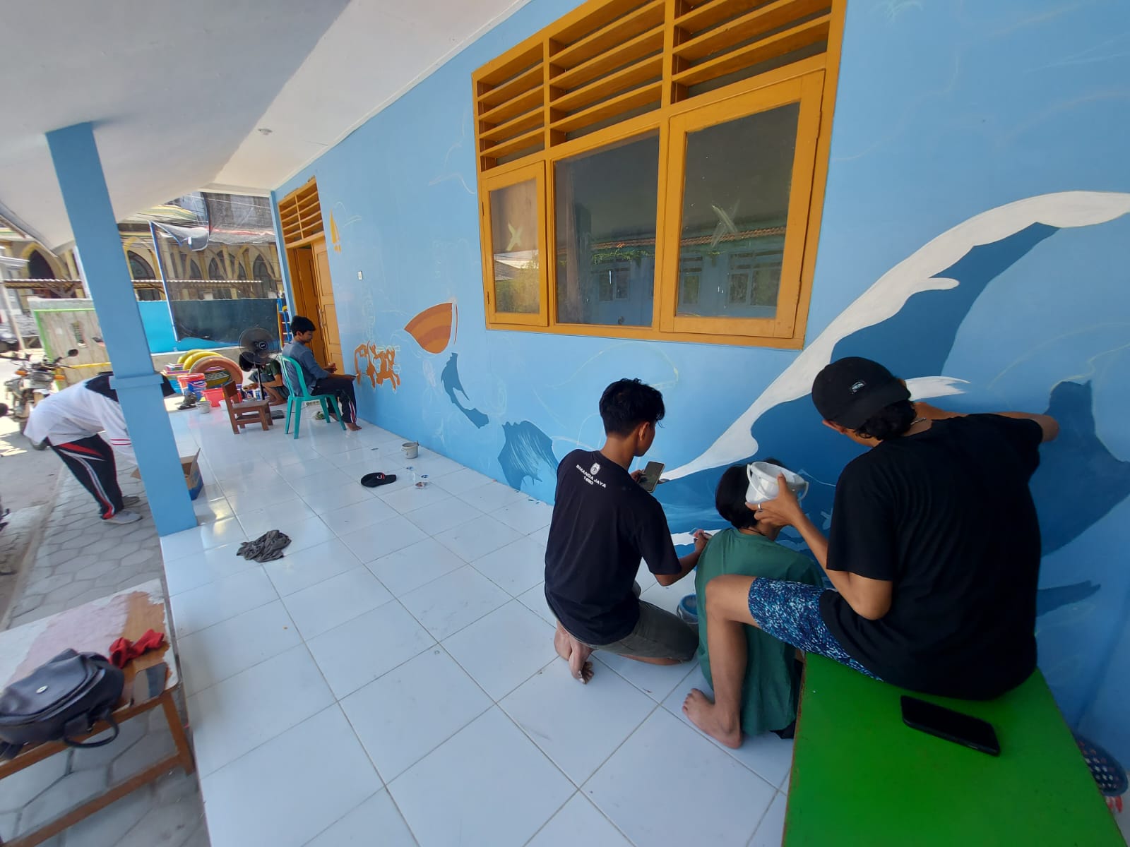 Proses pembuatan mural tim Abmas DKV ITS