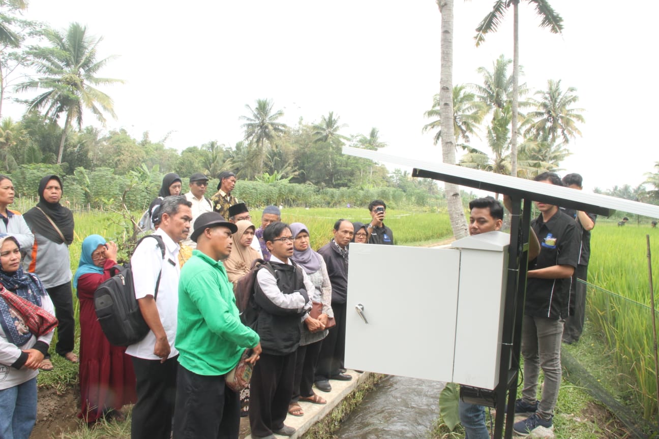 Sosialisasi cara kerja alat smart farming gagasan mahasiswa Laboratorium Simulasi Sistem Tenaga Listrik DTE ITS kepada petani 