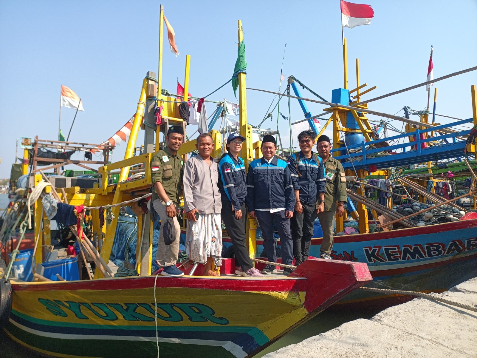 Tim Lamusa ITS bersama para nelayan Desa Paciran, Lamongan saat peninjauan perahu untuk persiapan instalasi dan pengenalan Lamusa Bahari