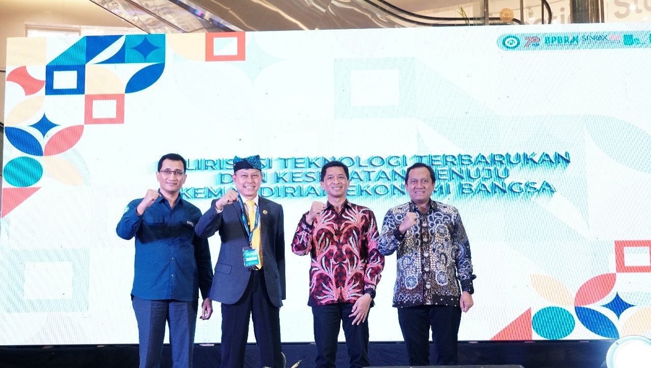 (dari kiri) Ketua Panitia SINOX-01 Prof Dr Muhamad Nafik Hadi Ryandono SE MSi; Wakil Rektor Bidang Akademik, Mahasiswa, dan Alumni Unair Prof Dr Bambang Sektiari Lukiswanto DEA; Rektor ITS Prof Ir Bambang Pramujati ST MScEng PhD; dan Wakil Rektor I Bidang Riset, Inovasi, Kerja Sama dan Kealumnian ITS Agus Muhamad Hatta ST MSi PhD saat resmi membuka SINOX-01