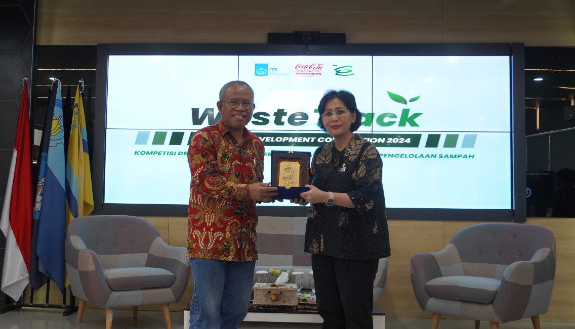 Wakil Rektor III ITS Imam Baihaqi ST MSc PhD (kiri) dan Direktur Public Affairs, Communication, and Sustainability CCEP Indonesia, Lucia Karina (kanan) saat penyerahan simbolis kerja sama untuk ITS dengan CCEP Indonesia melalui kompetisi WasteTrack 2024