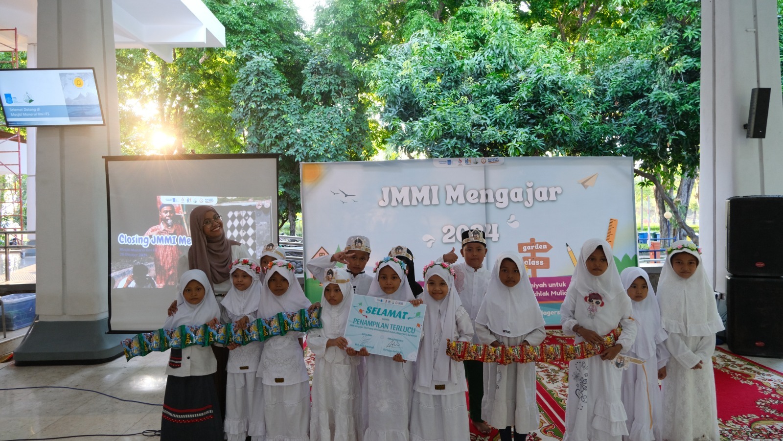 Panitia JMMI Mengajar bersama para siswa di TPA saat puncak acara 