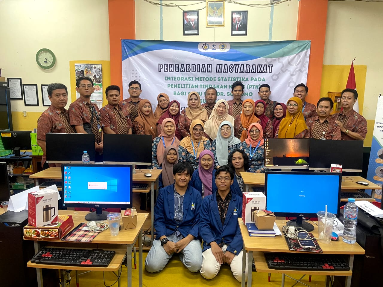 Tim KKN Abmas ITS saat berfoto bersama guru SMA Dr. Soetomo dalam rangka pelatihan pengolahan dan analisis statistik